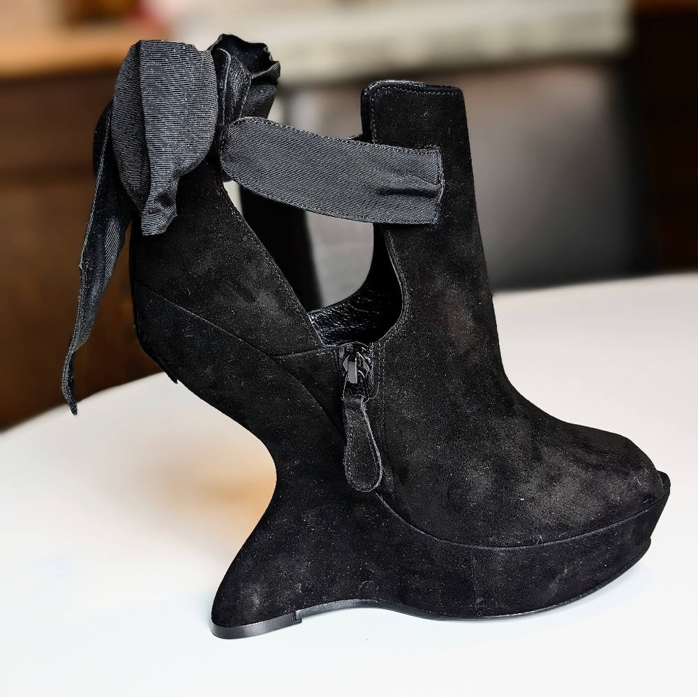 Alexander McQueen | Fall 2011 Black Heelless Suede Bow Platform | 39